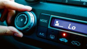 El aire acondicionado del coche no enfría cuando hace mucho calor: causas y soluciones